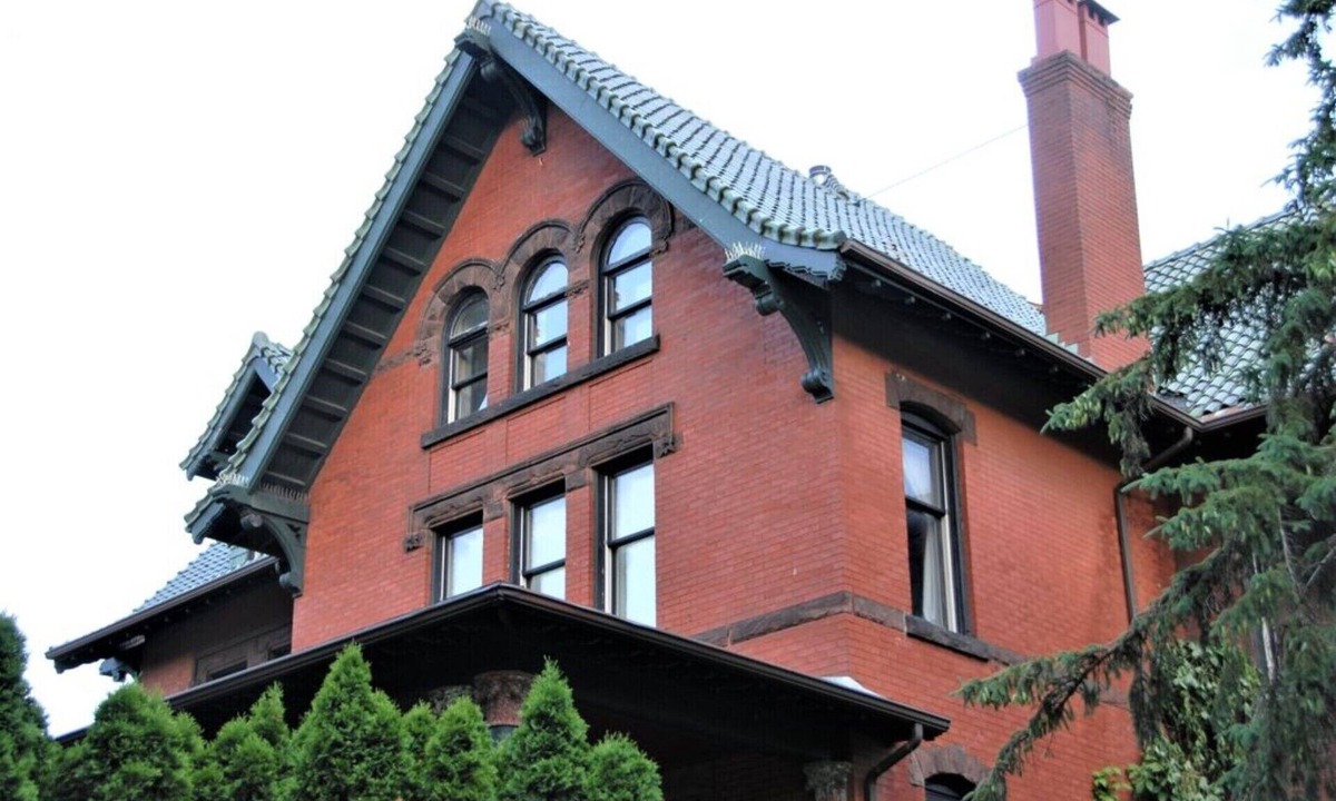 Architect Mansion Porch Garden | Downtown Minneapolis