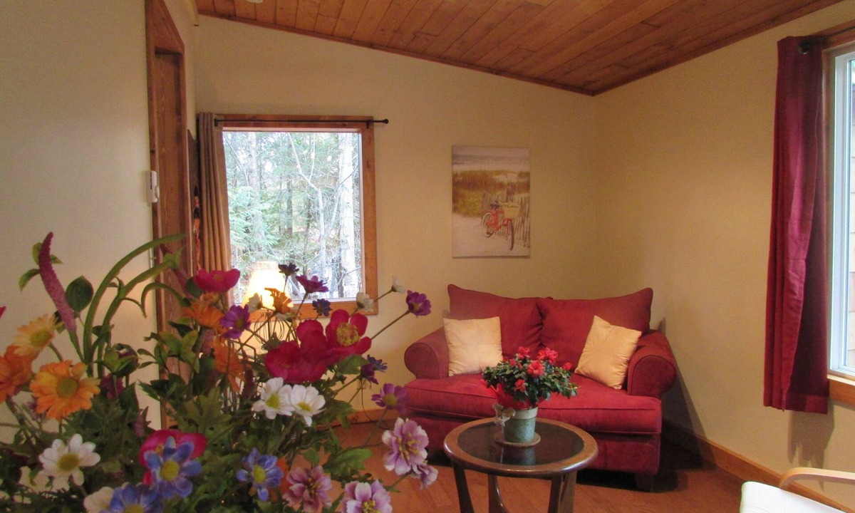 Cedar Cottage Cozy Experience | Kaslo