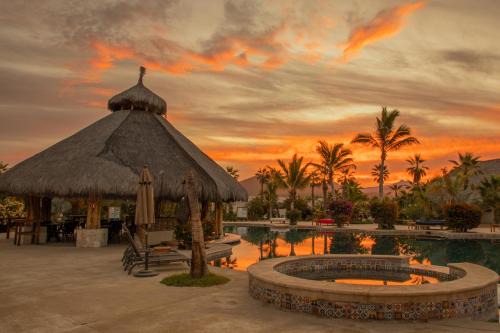 Cerritos Surf Town Beach Hotel | Cerritos