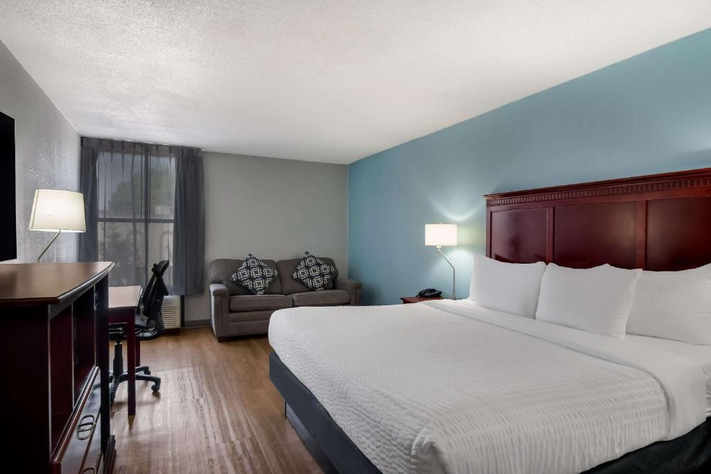 Clarion Inn Suites Airport | Grand Rapids