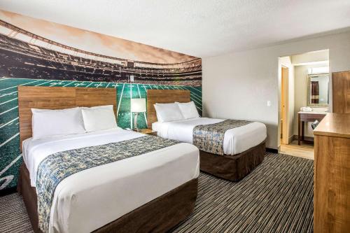 Clarion Pointe East University | East Lansing