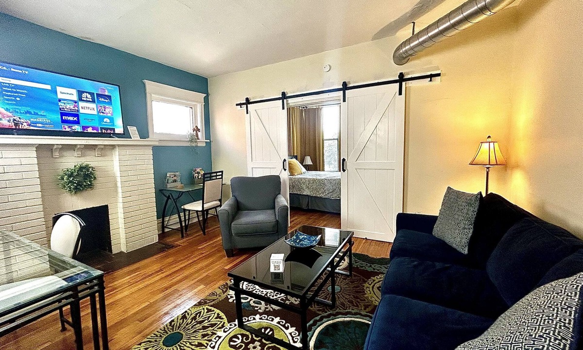 Lindell Louis | DeBaliviere Place