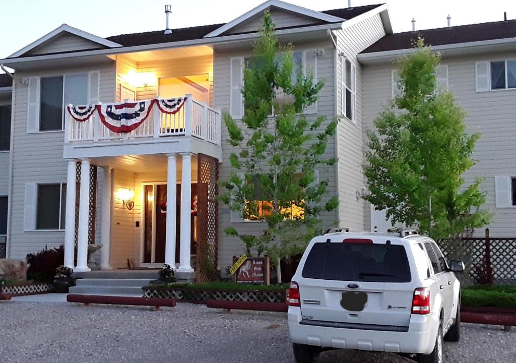 Lions Manor | Lava Hot Springs