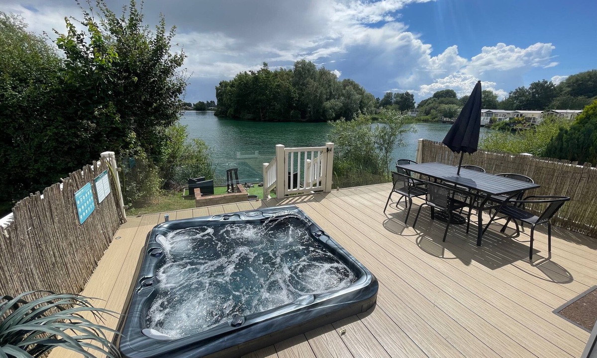 Lakeside Retreat Fishing Peg Situated At Tattershall Lakes Holiday Park | Tattershall