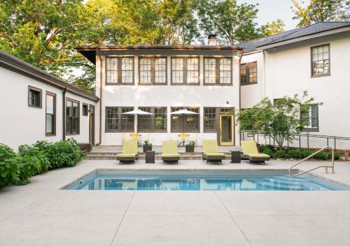 Oakhurst Inn | Jefferson Park Avenue