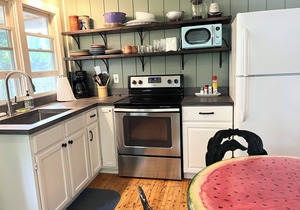 1 bed/1 bath, 1.5 blocks to beach/town, dog friendly, screened prch, fenced yard
