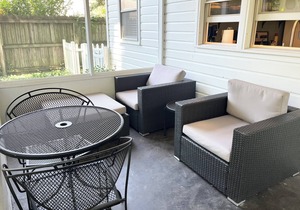 1 bed/1 bath, 1.5 blocks to beach/town, dog friendly, screened prch, fenced yard