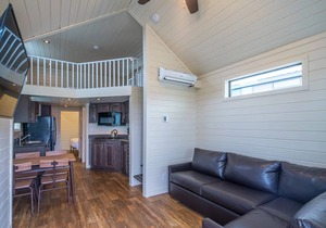 1 Bedroom w/Loft Cabin Sleeps 6, Top Notch Amenities, 30 min. to Sedona no Pet