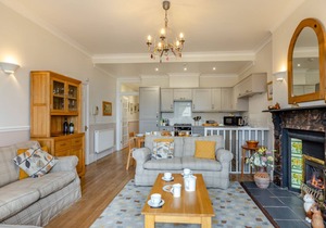 1 Dolphin Court - Two Bedroom Apartment, Sleeps 4