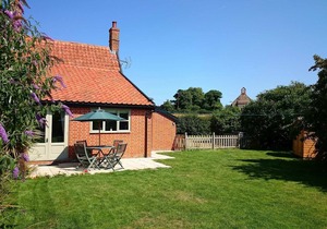1 GRANGE COTTAGES, WESTLETON, pet friendly in Westleton