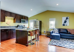 1 Mile to Downtown. Charming, Comfortable And Very Spacious. Come Enjoy Bend.