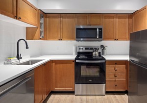 113 Glaciers Reach a 2br with hot tub & pool in Whistler Village
