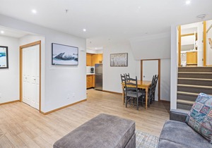 113 Glaciers Reach a 2br with hot tub & pool in Whistler Village