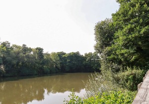 12 WATER'S EDGE, pet friendly, with hot tub in Lanreath