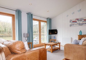 12 WATER'S EDGE, pet friendly, with hot tub in Lanreath