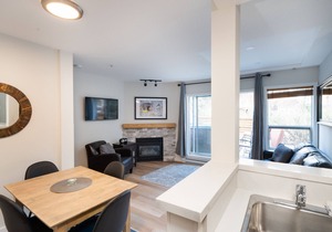 121 Glaciers Reach a 2br with hot tub & pool in Whistler Village