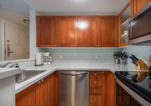121 Glaciers Reach a 2br with hot tub & pool in Whistler Village