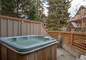 121 Glaciers Reach a 2br with hot tub & pool in Whistler Village