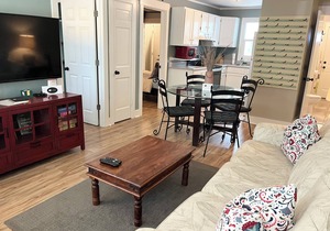 2 bed/1 bath, 1.5 blocks to beach/town, dog friendly