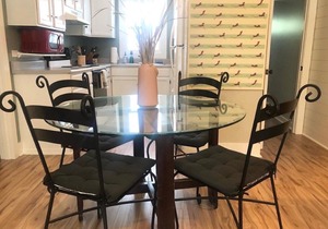 2 bed/1 bath, 1.5 blocks to beach/town, dog friendly