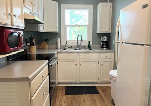 2 bed/1 bath, 1.5 blocks to beach/town, dog friendly