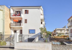 2 Bedroom Nice Apartment In Trappeto