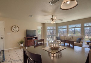 2 Pools, 4 Hot tubs on the Guadalupe River! Walk to Schlitterbahn!