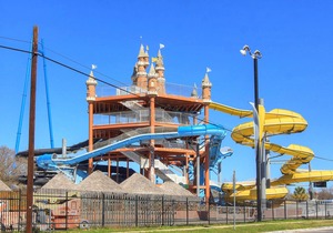 2 Pools, 4 Hot tubs on the Guadalupe River! Walk to Schlitterbahn!