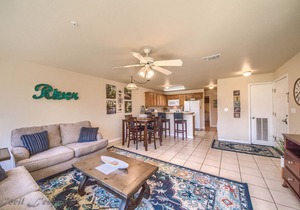 2 Pools, 4 Hot tubs on the Guadalupe River! Walk to Schlitterbahn!