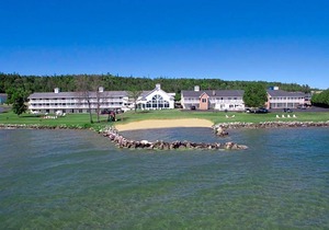 2-Star Hotel ∙ Baymont by Wyndham St. Ignace Lakefront