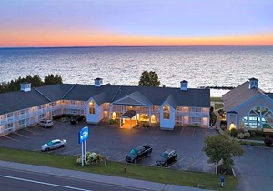 2-Star Hotel ∙ Baymont by Wyndham St. Ignace Lakefront