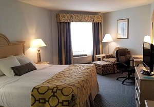 2-Star Hotel ∙ Baymont by Wyndham Manitowoc Lakefront