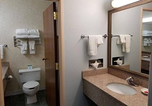 2-Star Hotel ∙ Baymont by Wyndham Manitowoc Lakefront