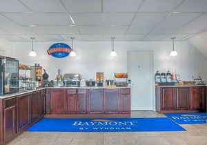 2-Star Hotel ∙ Baymont by Wyndham Roseburg