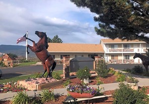 2-Star Hotel ∙ Broken Spur Inn & Steakhouse