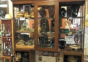 2-Star Hotel ∙ Broken Spur Inn & Steakhouse