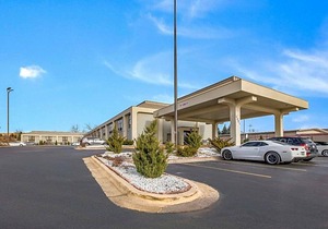 2-Star Hotel ∙ Clarion Inn and Suites Airport