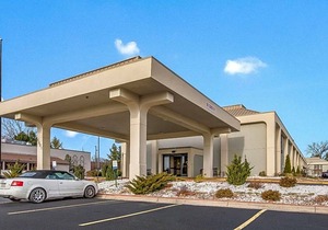 2-Star Hotel ∙ Clarion Inn and Suites Airport