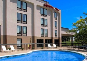 2-Star Hotel ∙ Hampton Inn Kansas City - Airport