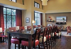 2-Star Hotel ∙ Hampton Inn & Suites Millington