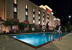 2-Star Hotel ∙ Hampton Inn & Suites Millington