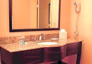 2-Star Hotel ∙ Hampton Inn and Suites Ada