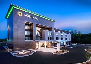 2-Star Hotel ∙ La Quinta Inn & Suites by Wyndham Wisconsin Dells