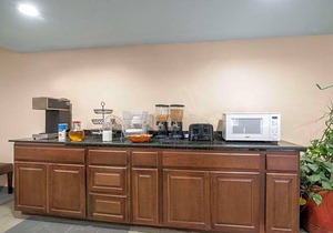 2-Star Hotel ∙ Rodeway Inn Syracuse