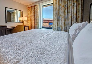 2-Star Hotel ∙ Hampton Inn & Suites - Minneapolis/Downtown