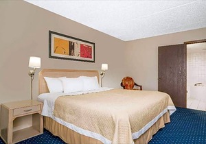 2-Star Hotel ∙ Norwood Inn & Suites LaCrosse