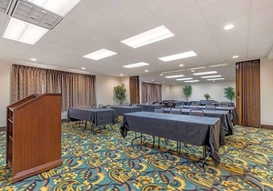 2-Star Hotel ∙ Quality Inn San Antonio Fiesta at Six Flags