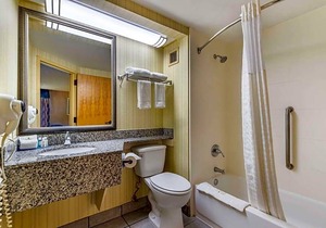 2-Star Hotel ∙ Quality Inn San Antonio Fiesta at Six Flags