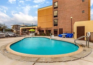 2-Star Hotel ∙ Quality Inn San Antonio Fiesta at Six Flags