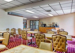 2-Star Hotel ∙ Econo Lodge Inn & Suites Stevens Point
